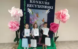 na tle ścianki trzech uczestnik&oacute;w