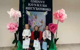 na tle ścianki trzech uczestnik&oacute;w