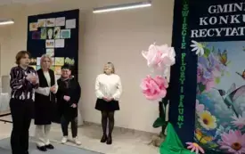 cztery kobiety, obok ścianka z kwiatami