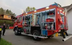 otwarty samoch&oacute;d strażacki z wyposażeniem