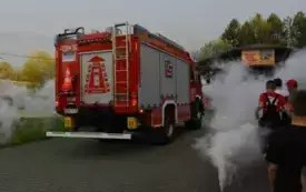 tył samochodu strażackiego, dymy z racy