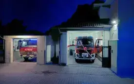 dwa samochody strażackie ustawione w garażach