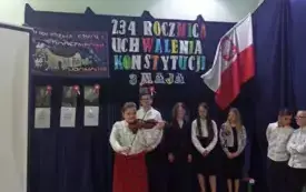 dziewczyna gra na skrzypcach, obok inne osoby