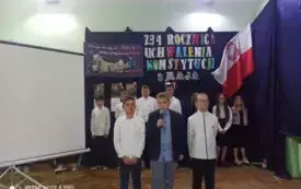 trzy osoby z przodu w tyle inne, flaga Polski