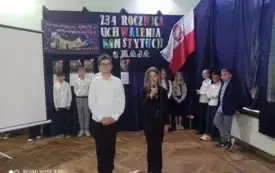 dwie osoby z przodu w tle inne, flaga Polski