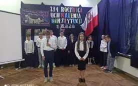 dwie osoby z przodu w tle inne, flaga Polski
