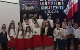 dzieci w biało-czerwonych strojach, flaga Polski