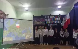 od lewej mapa Europy, dzieci