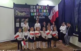 dzieci w biało-czerwonych strojach, flaga Polski
