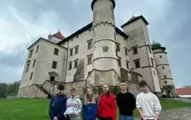 Uczniowie biorący udział w grze terenowej