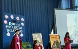 Uczniowie w strojach z czas&oacute;w Bolesława Chrobrego