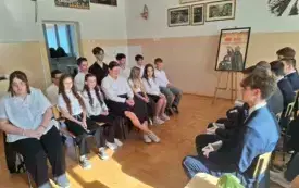 Uczniowie biorący udział w debacie 