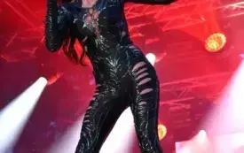 piosenkarka w czarnym kostiumie śpiewa piosenkę