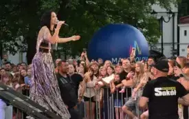 Justyna Steczkowska w słotej sukni śpiewa z publicznością