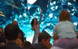 Justyna Steczkowska  śpiewa na scenie w tle animacja