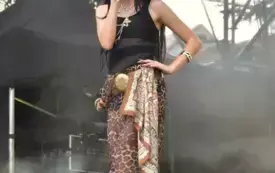 solistka śpiewa na scenie