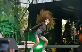 tancerka wywija długimi włosami w tańcu