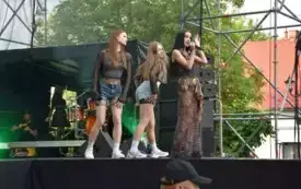 występ solistki z tancerkami