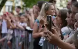 dzieci wystawiają rząd telefon&oacute;w by nagrywać występ