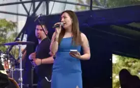 prowadząca imprezę zapowiada kolejngo wykonawcę