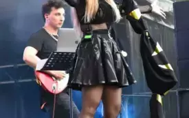 solistka zespołu BroCat śpiewa z zespołem