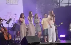 występ młozieży z MOK Brzesko na scenie