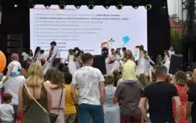 młodzież tańczy poloneza