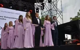 młodzież tańczy poloneza