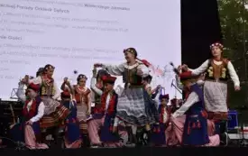 dzieci w strojach regionalnych tańczą tańce ludowe