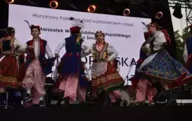 młodzież w strojach krakowskich tańczy tańce ludowe