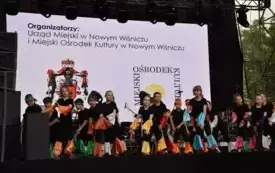 występ taneczny dzieci na scenie