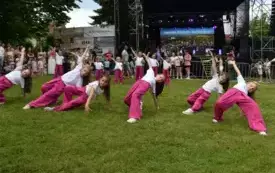 dziewczynki w r&oacute;żowych spodniach tańczą na murawie