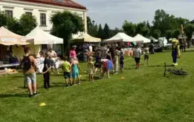 dzieci bawią na na zielonej płycie rynku