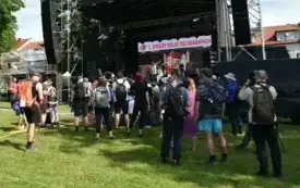 uczestnicy rajdu solidarnych czekają na otwarcie rajdu