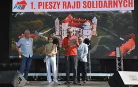 stojący na scenie otwierają rajd solidarnych