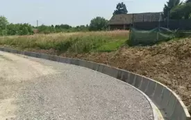 Układanie korytek przy drodze gminnej w Kopalinach