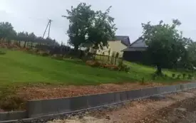 Układanie korytek przy drodze gminnej w Połomiu Dużym