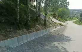 Układanie korytek, obsypywanie kruszywem przy drodze w Kr&oacute;l&oacute;wce