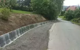 Układanie korytek, obsypywanie kruszywem przy drodze w Kr&oacute;l&oacute;wce 