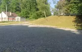 miejsce parkingu niedaleko placu zabaw w Łomnej