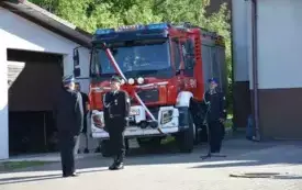 Nowy w&oacute;z ratowniczo-gaśniczy dla OSP Wiśnicz Mały - złożenie meldunku na zakończenia