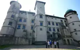 osoby przed zamkiem