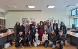 grupa młodzieży i dorosłych pozuje do zdjęcia