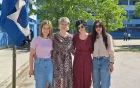 uśmiechnięte kobiety przy fladze Grecji