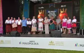 przedstawiciele k&oacute;ł gospodyń wiejskich wraz z samorządowcami podczas rozdania nagr&oacute;d