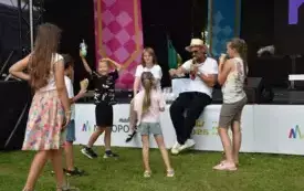 dzieci i konfenansjer losują nagrody dla publiczności