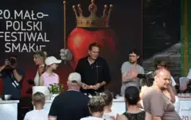 Pascal goruje z ludźmi na scenie