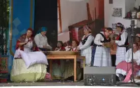 scenka skubania pierza w wiejskiej chałupie