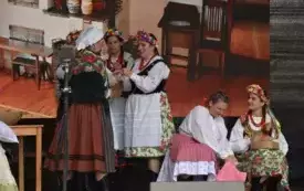 scena rodzajowa skubania pierza w wiejskiej chałupie