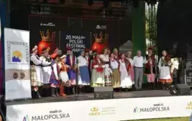 zesl&oacute;ł w ludowych strojach na scenie